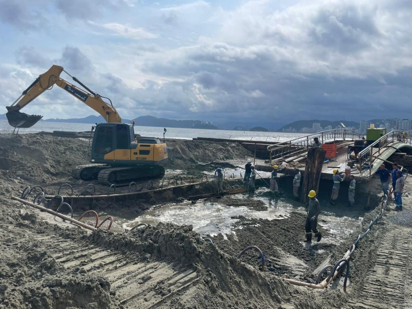 máquina atuando na obra #paratodosverem 