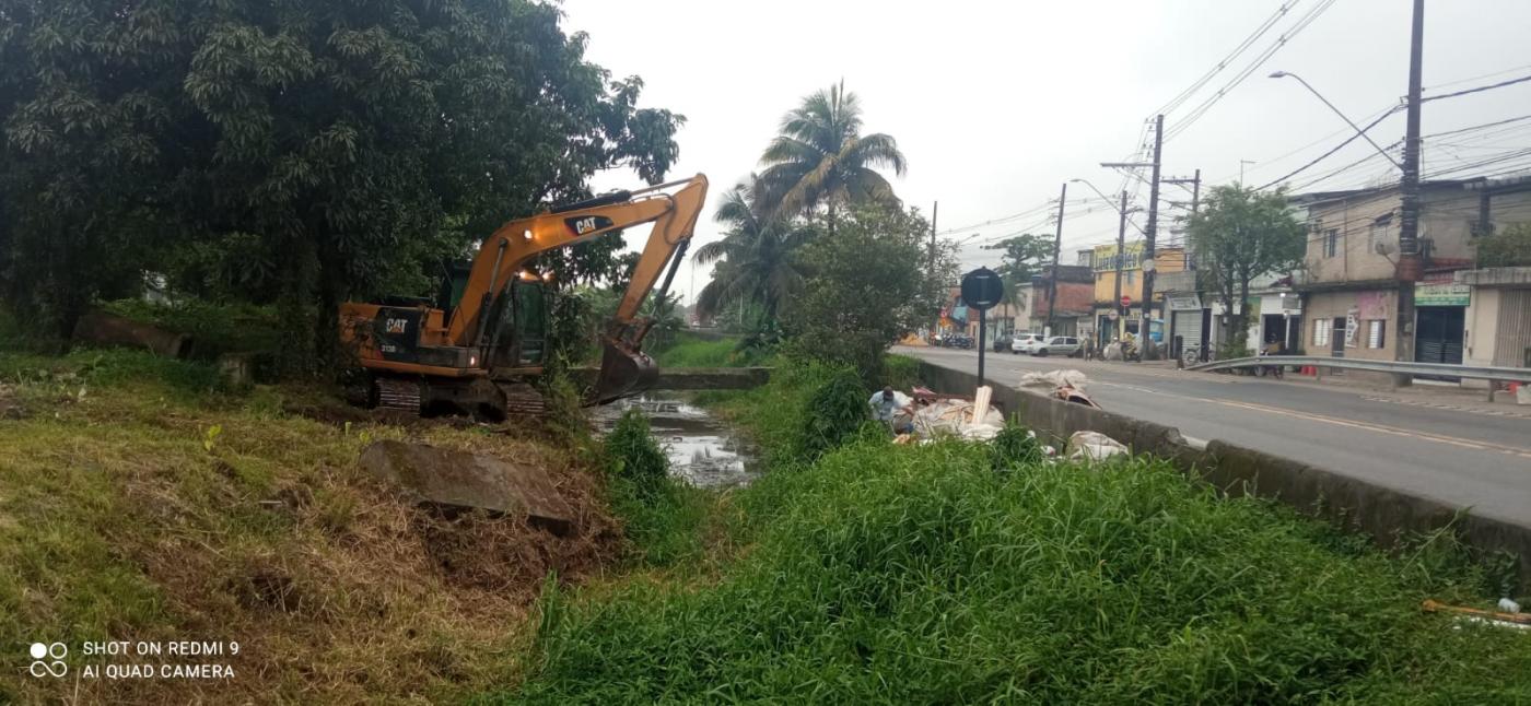 máquina retira lixo de canal #paratodosverem