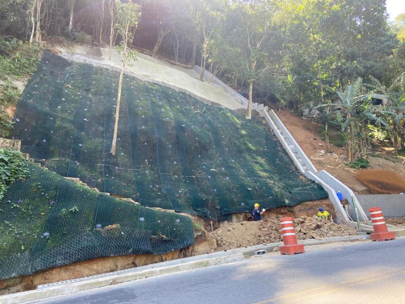 trecho de morro com geomanta e escada hidráulica ao fundo. #paratodosverem