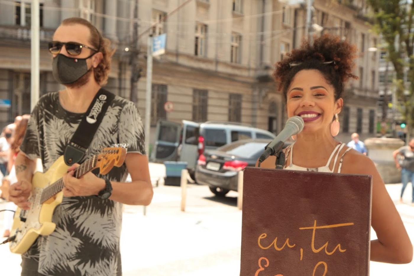 A cantora Leticia Caires e o guitarrista Gabriel Salgueiro se apresentam na Praça Mauá. #pratodosverem