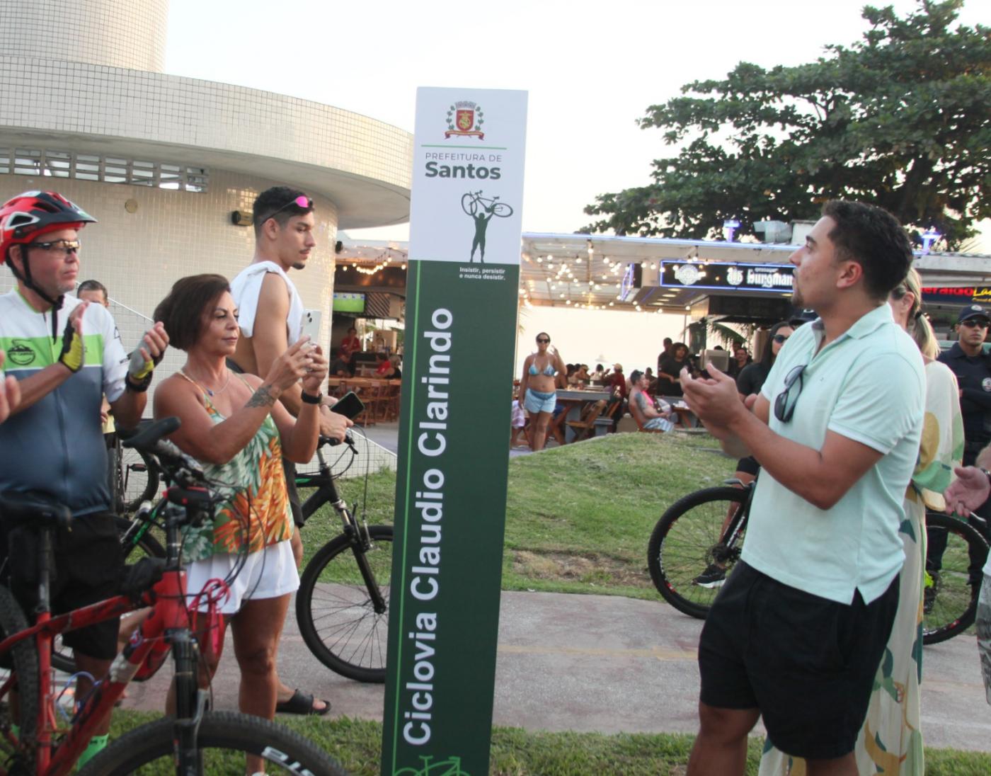pessoas aplaudem novo totem #paratodosverem 