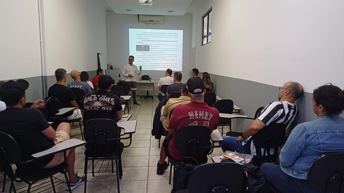 pessoas acompanhando a aula #paratodosverem 