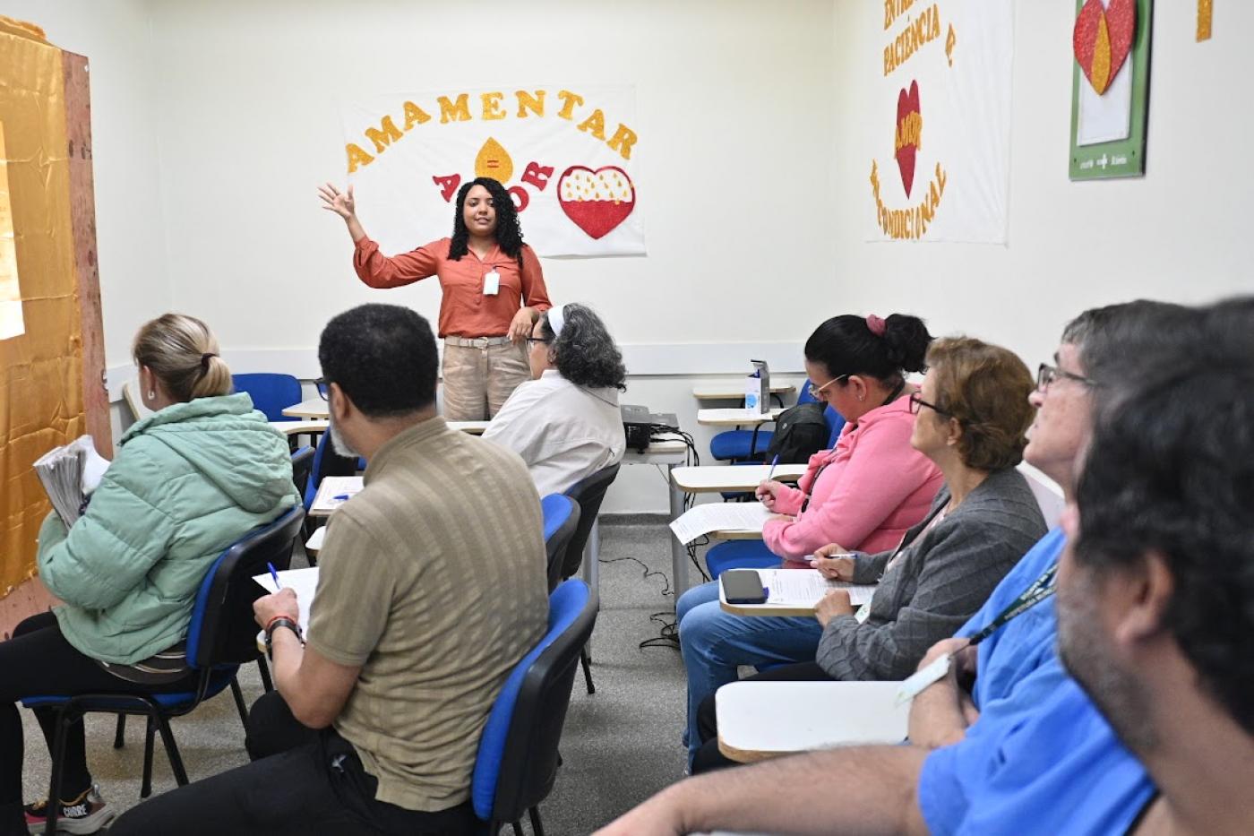 pessoas sentadas em sala de aula. #paratodosverem