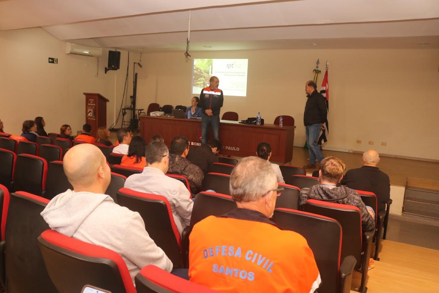pessoas em sala participando de capacitação #paratodosverem