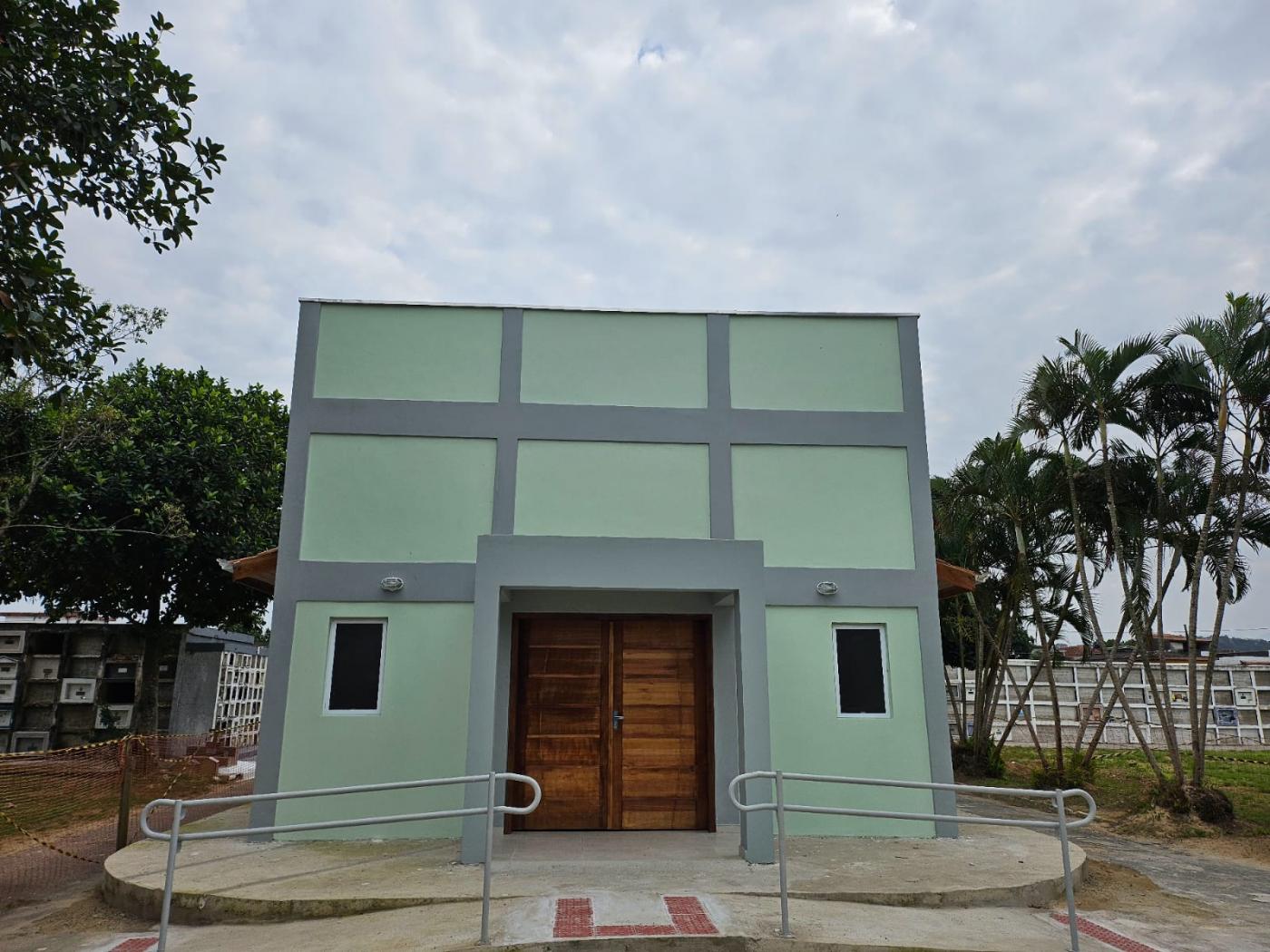 a fachada da capela cercada por árvores. #paratodosverem