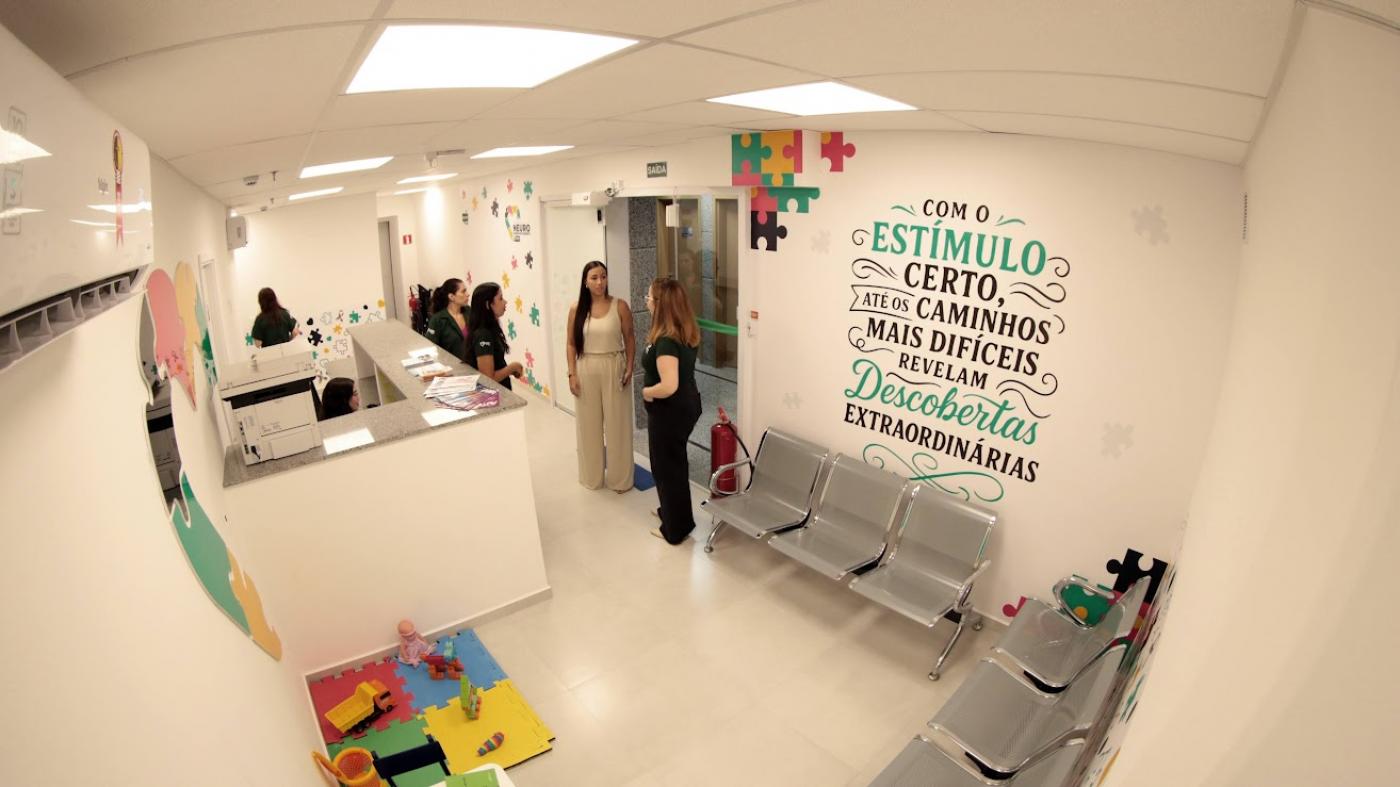 sala da nova clinica de neurodesenvolvimento #paratodosverem 