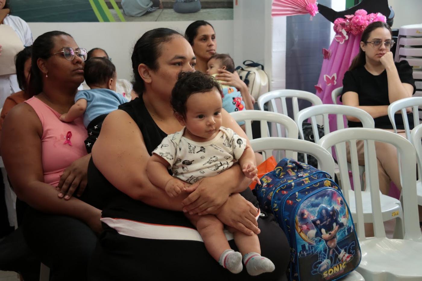 mulheres acompanham palestra #paratodosverem 