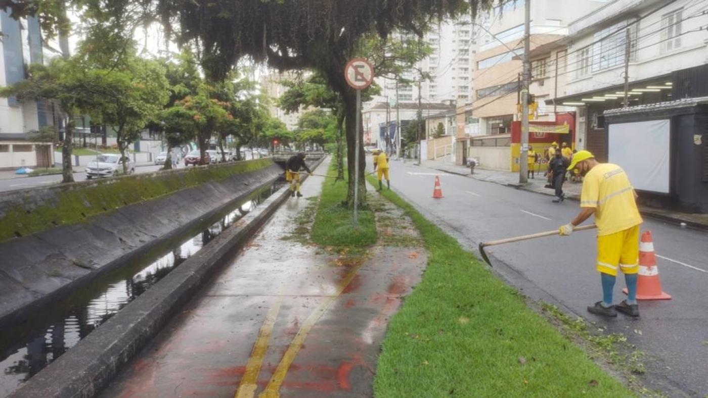 trabalhadores realizam capinação em jardim ao lado de ciclovia e canal #paratodosverem