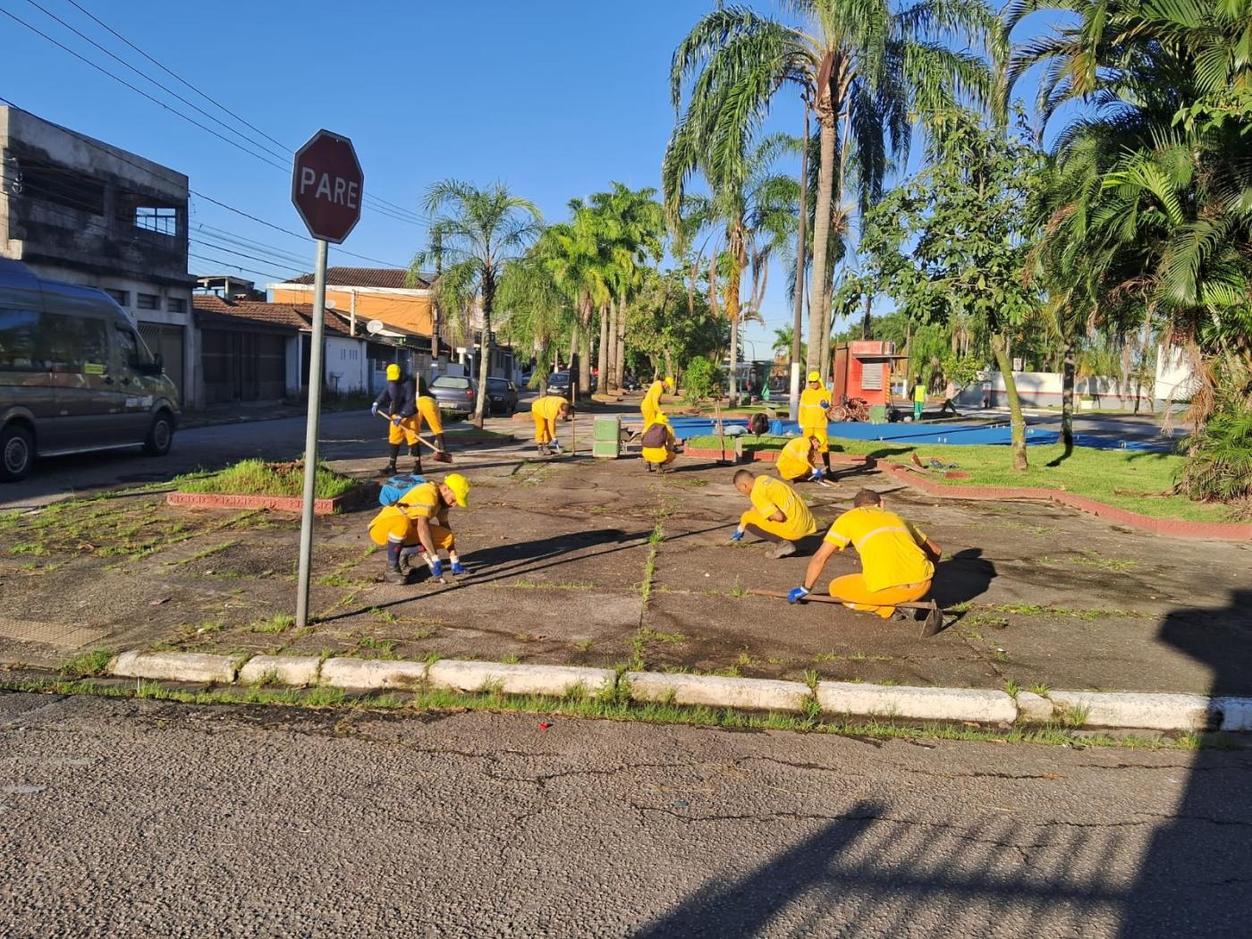 operários capinando em praça #paratodosverem