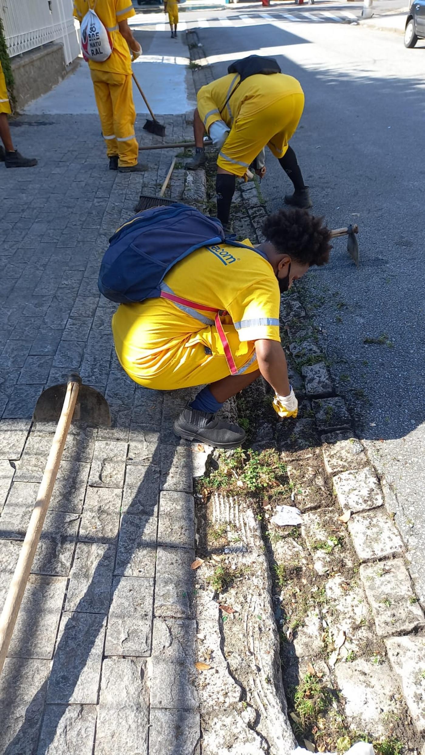 dois funcionários atuando na capinação #paratodosverem 