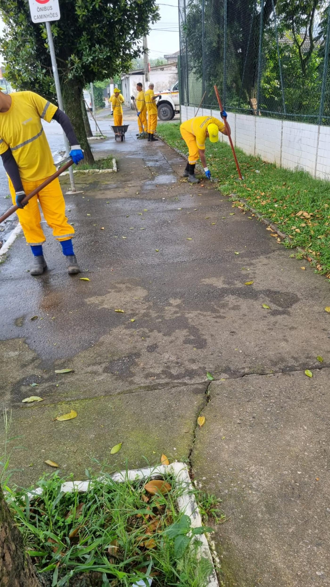 homens capinando em calçada #paratodosverem