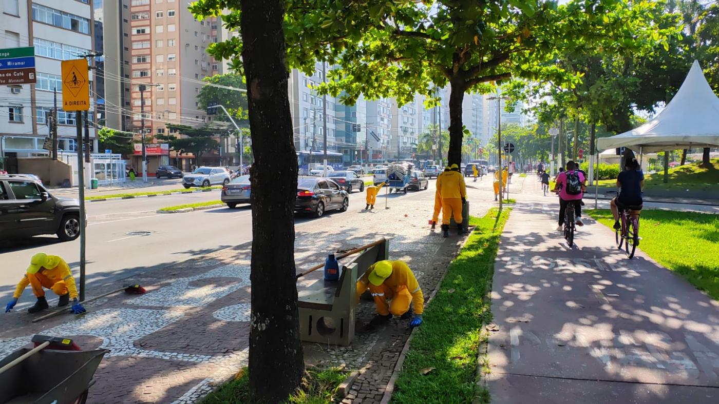 homens capinam mato do calçadão da orla. #paratodosverem 