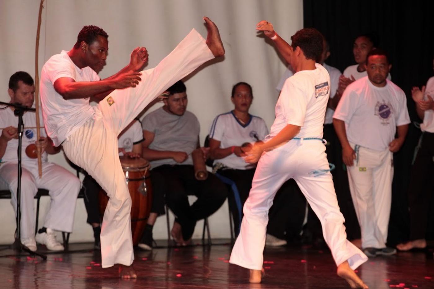 Pessoas em apresentação da capoeira #paratodosverem