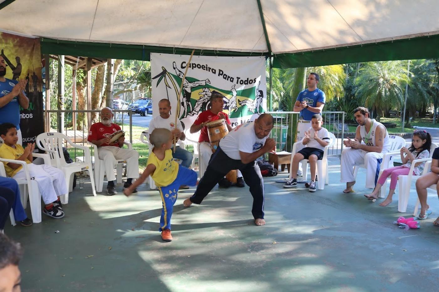 dois homens jogando capoeira #paratodosverem