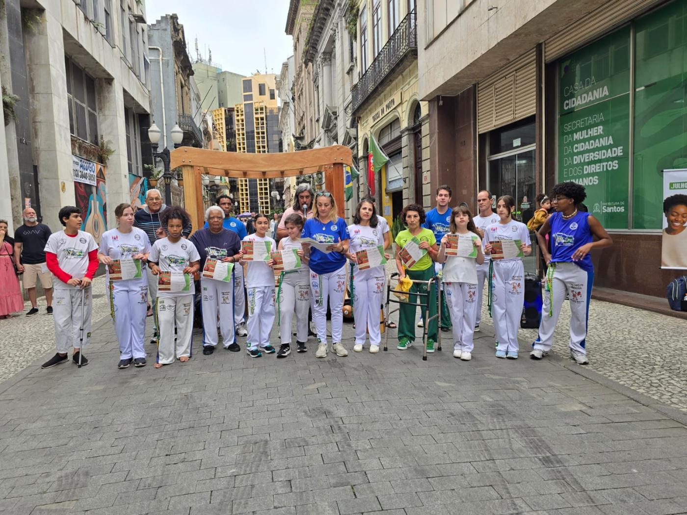 pessoas reunidas após apresentação de capoeira #paratodosverem 