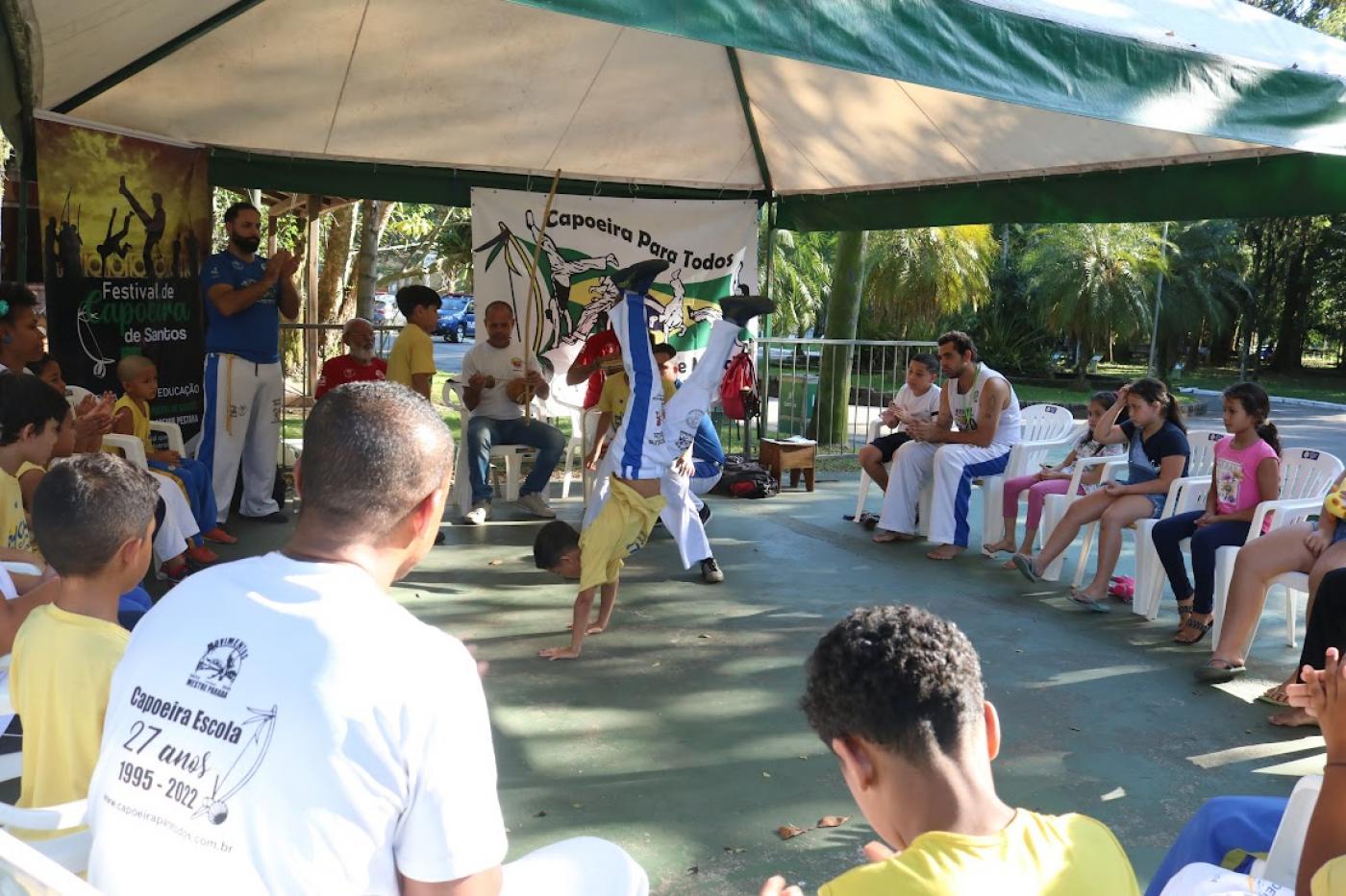pessoas jogando capoeira #paratodosverem 