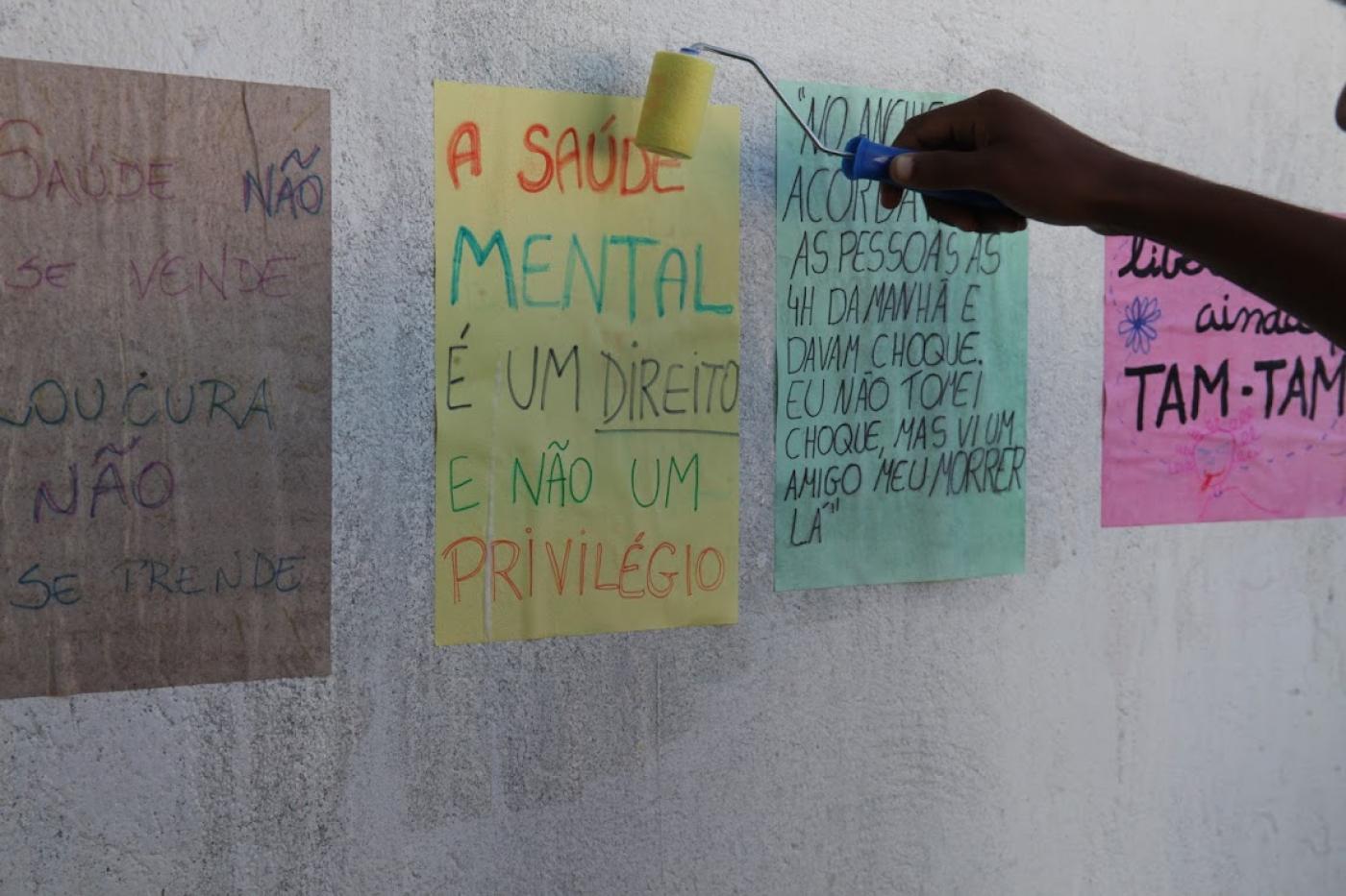 pessoa produzindo cartaz em parede #paratodosverem 