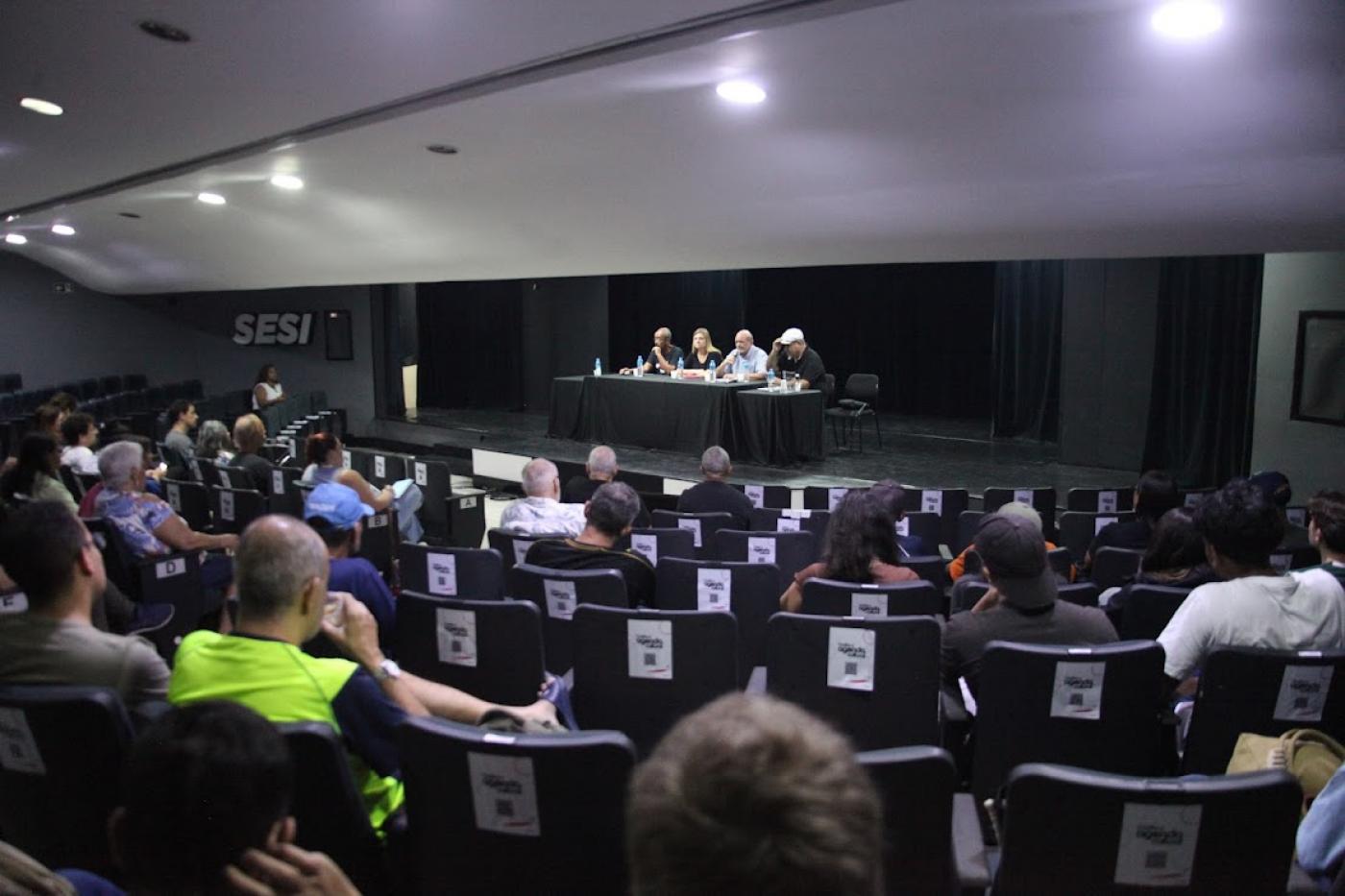 pessoas em auditório durante a cerimônia #paratodosverem 