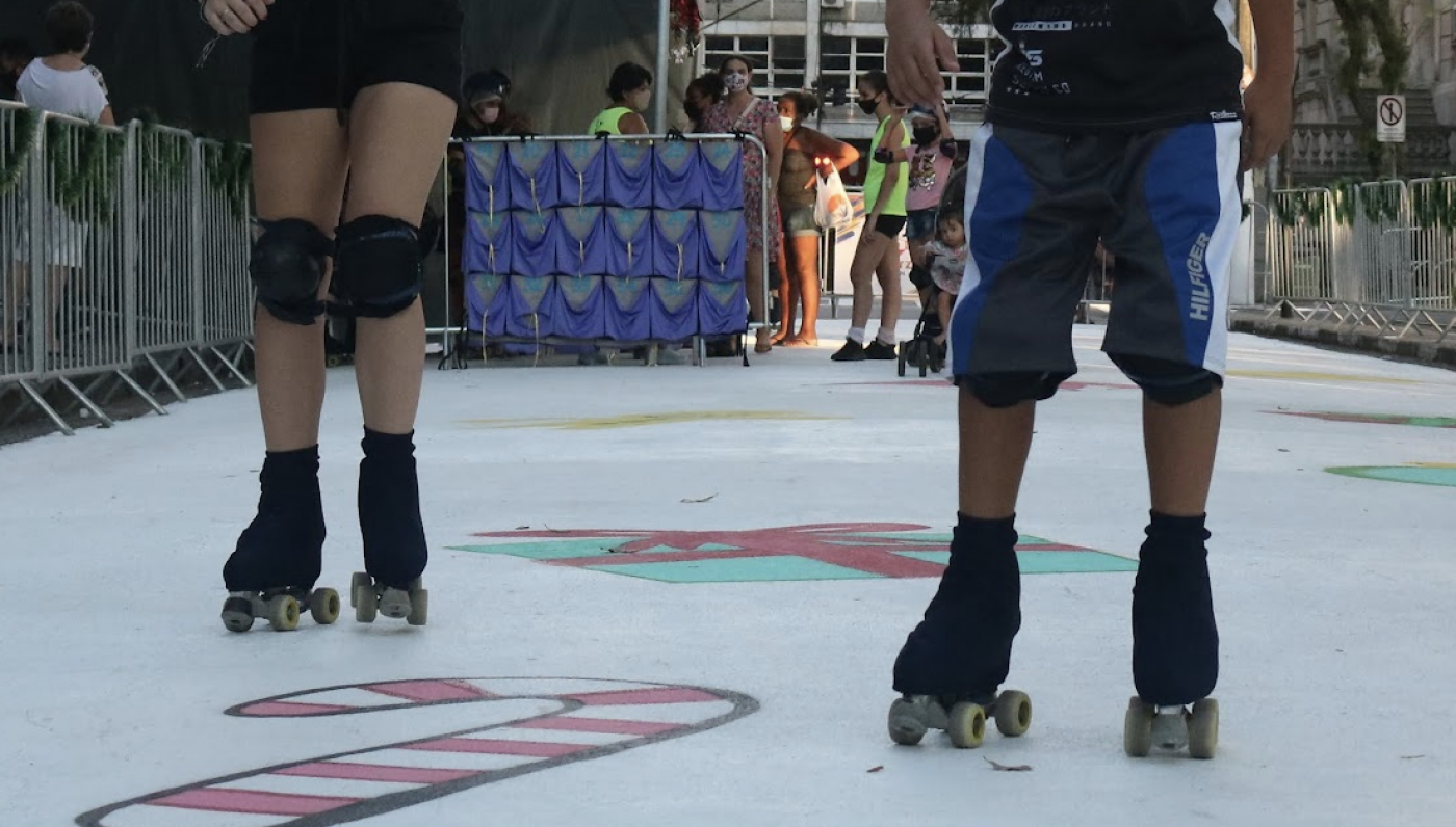 patinadores em rua. #paratodosverem