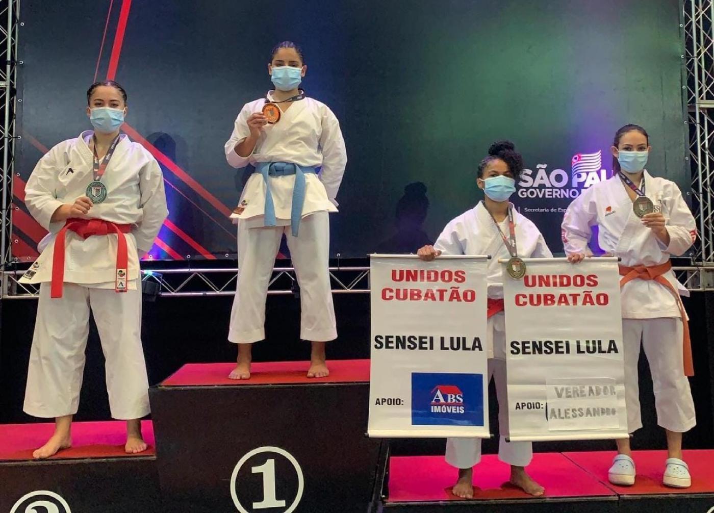 Quatro mulheres no pódio. #paratodosverem