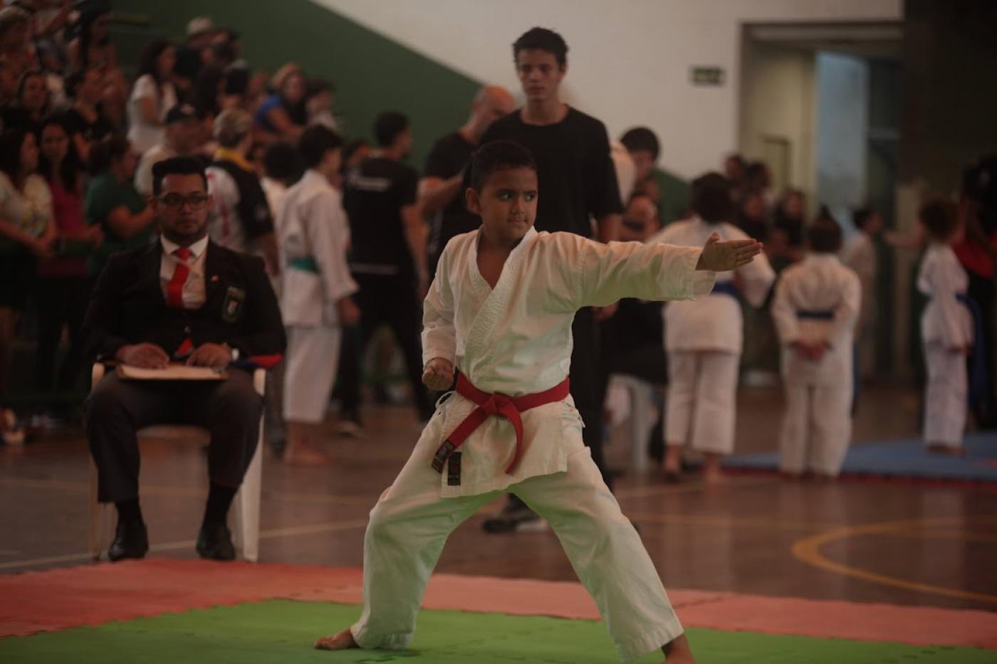 menino fazendo movimento de carate #paratodosverem