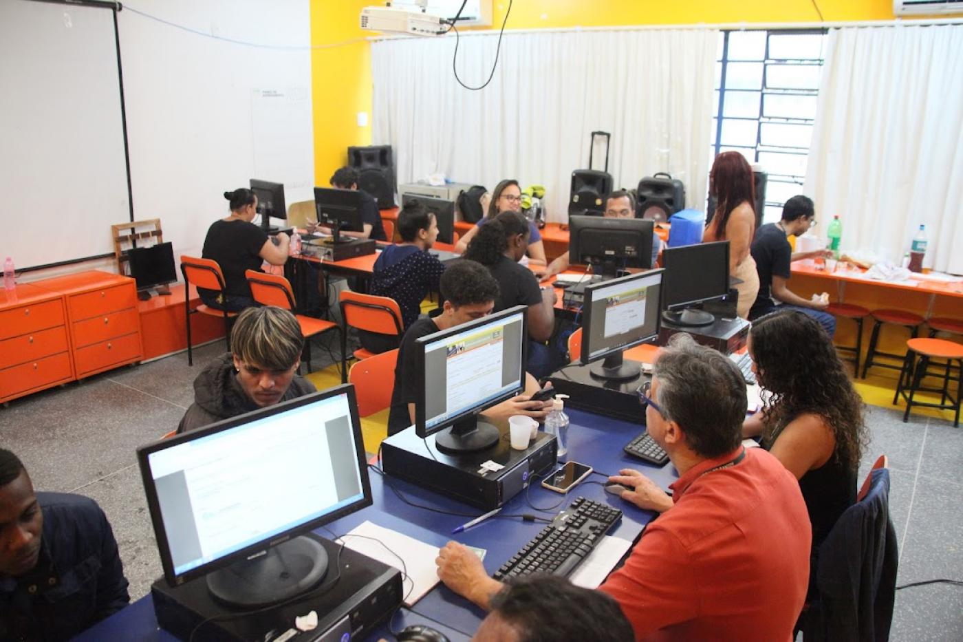 pessoas fazendo cadastro de vagas #paratodosverem