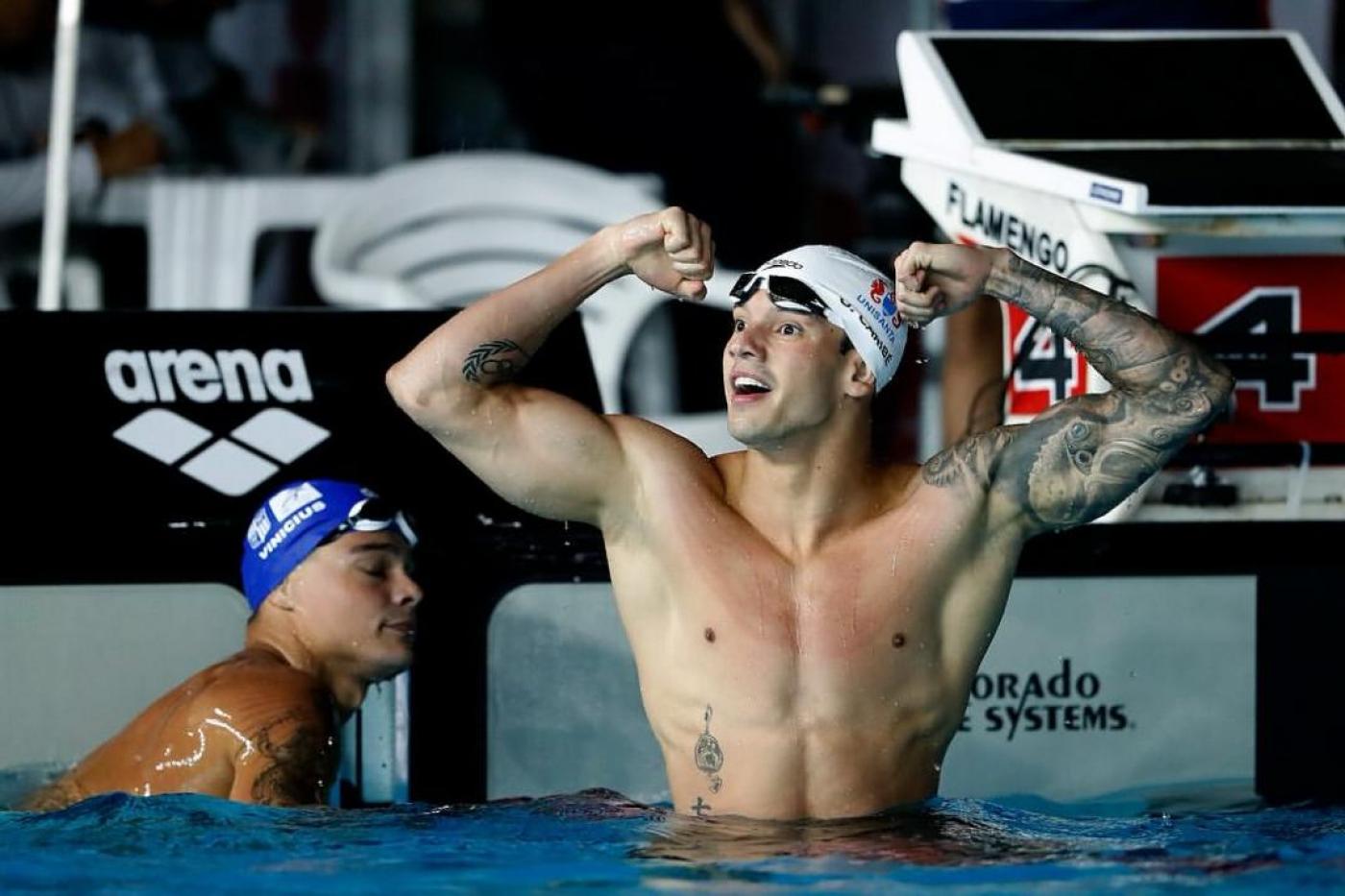 O nadador Guilherme Caribé comemora. #Paratodosverem