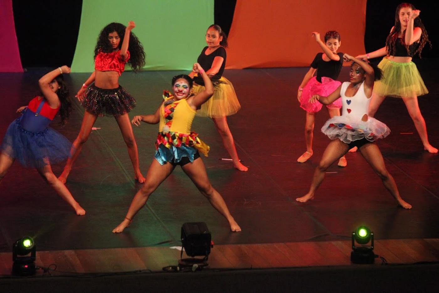 crianças dançando em palco #paratodosverem 