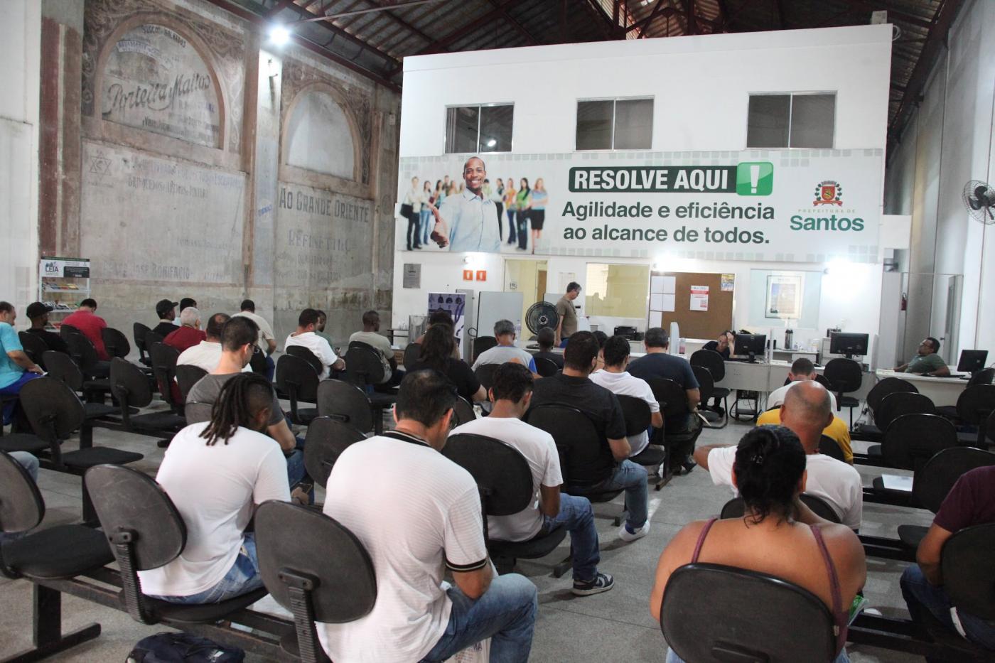 pessoas sentadas na recepção do centro de emprego. #paratodosverem