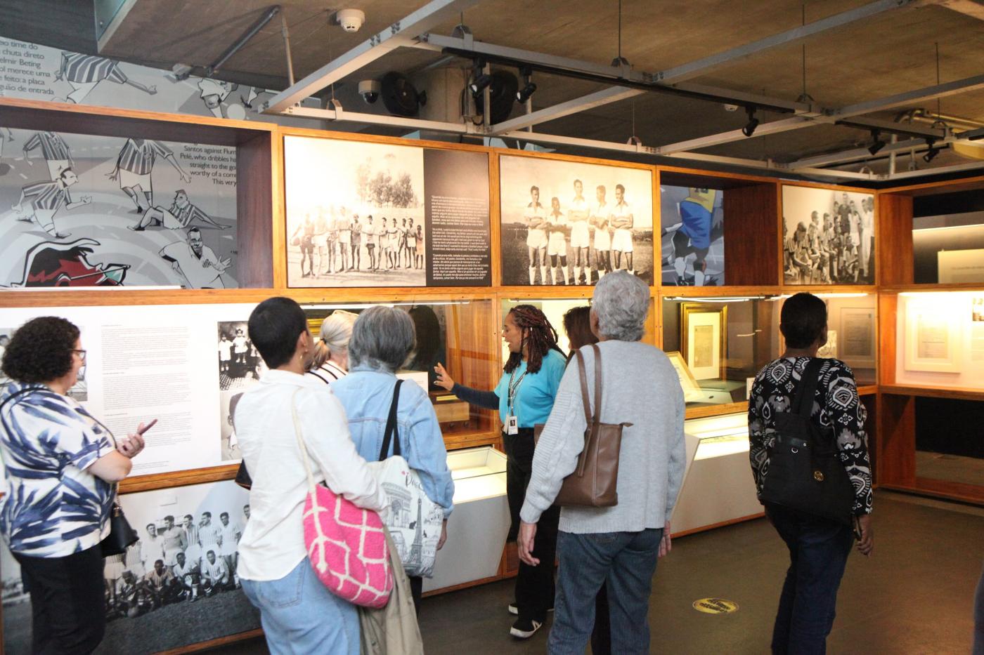 visitantes observam atrações do museu pelé.  #paratodosverem
