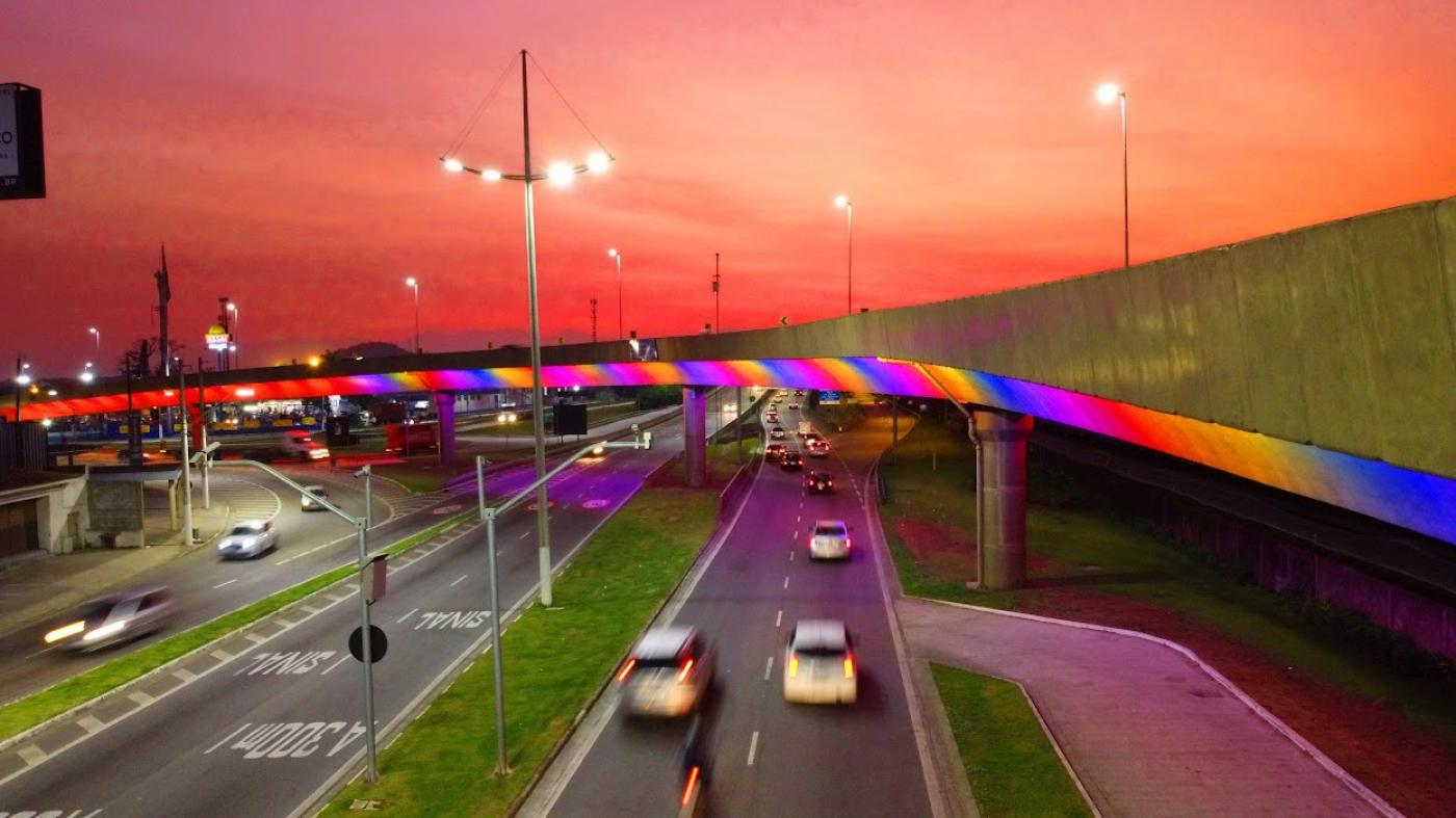 viaduto com cores do arco iris e carros passando embaixo #paratodosverem