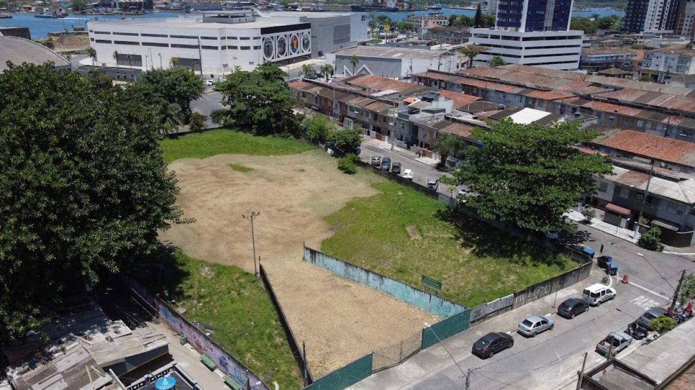 VISTA GERAL DO TERRENO NA PONTA DA PRAIA, PRÓXIMO AO MERCADO DE PEIXE E AO SANTOS CONVENTION. #PARATODOSVEREM