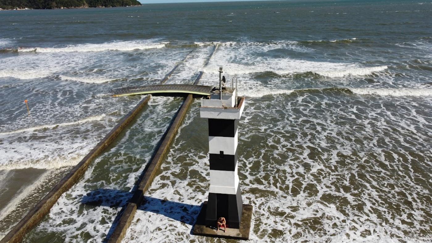 ondas de ressaca cobrindo a praia #paratodosverem 