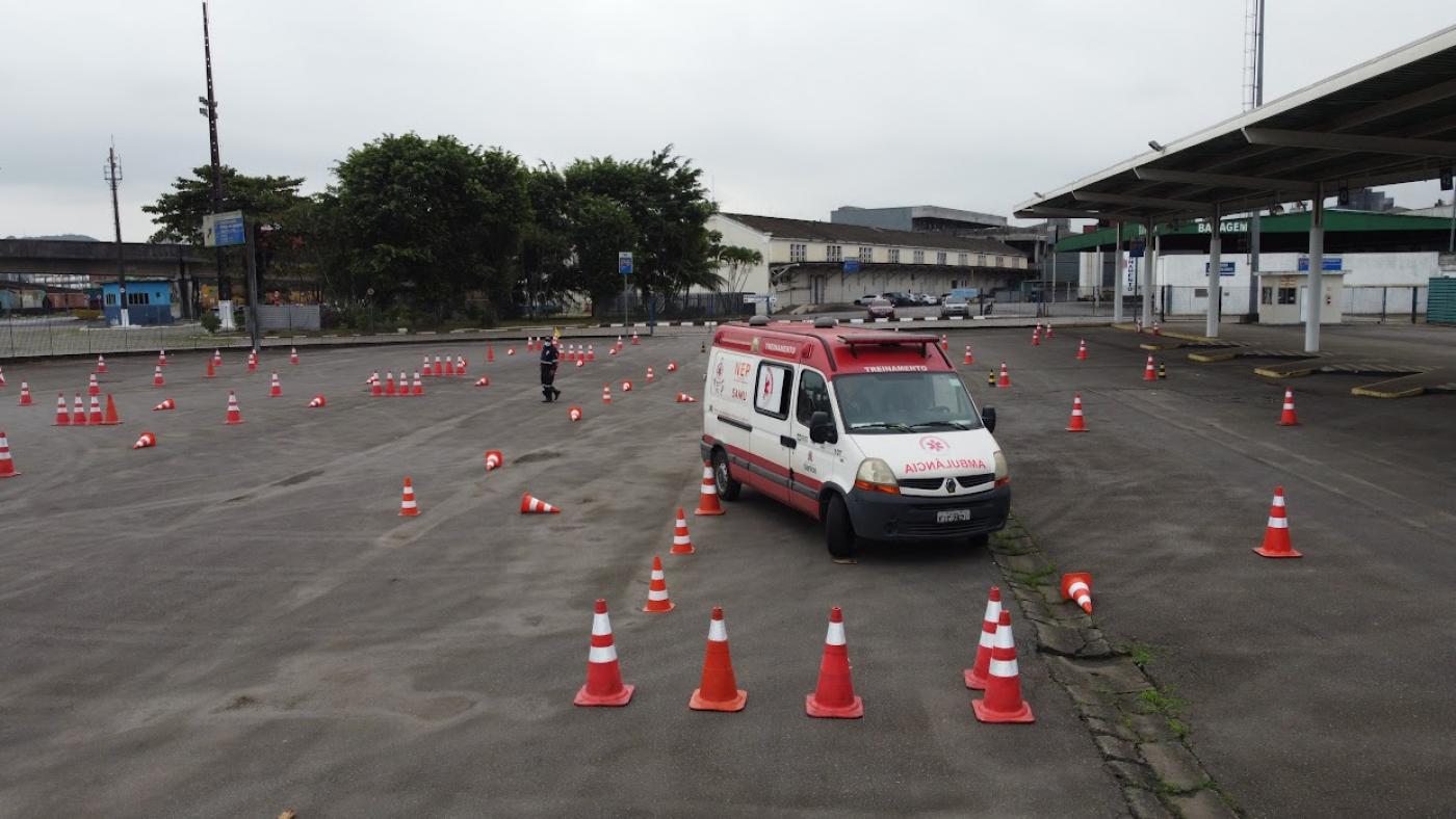 ambulância trafega entre cones e instrutor observa #paratodosverem