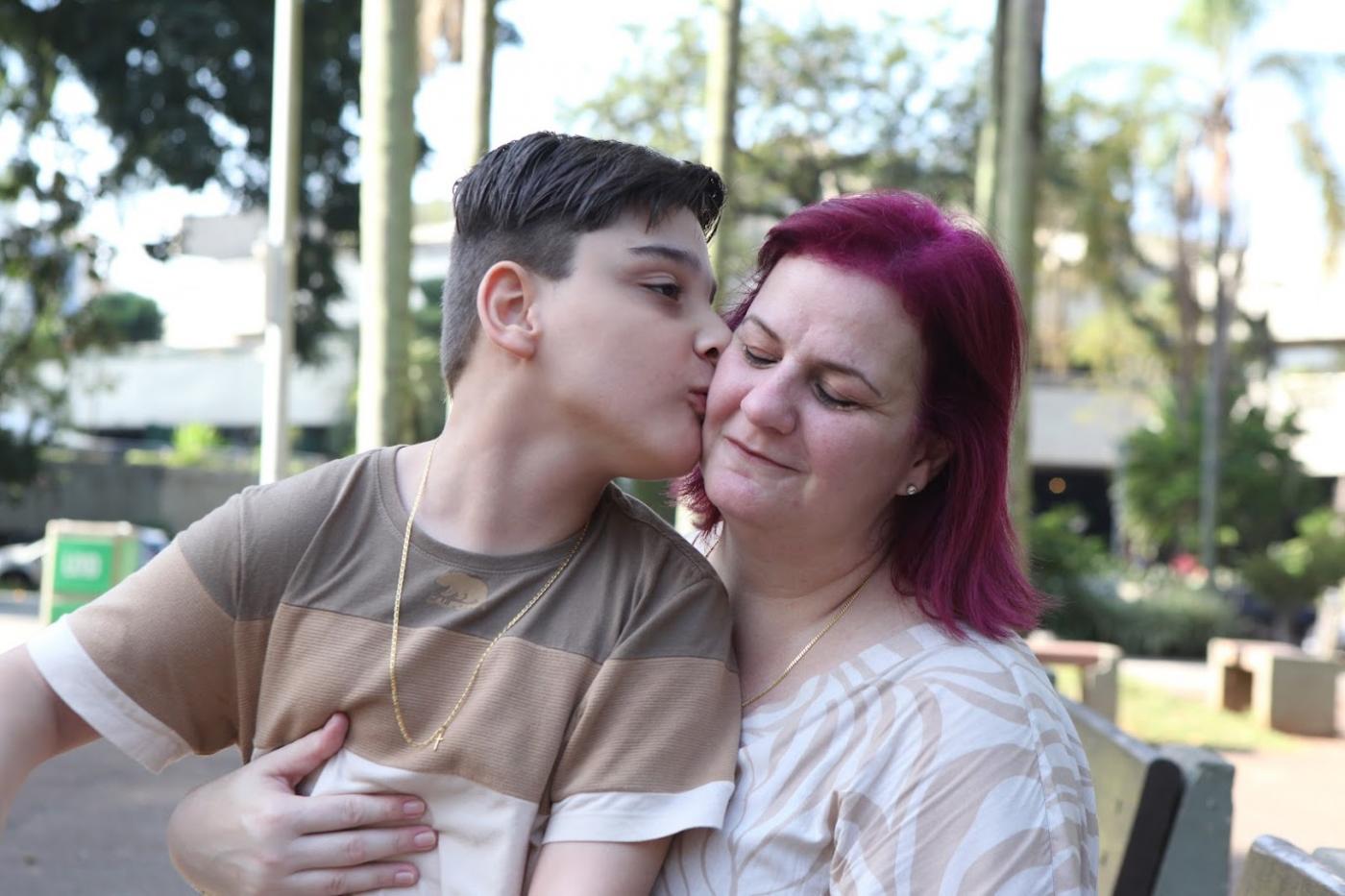 Fabíola e o filho Pedro. #Paratodosverem