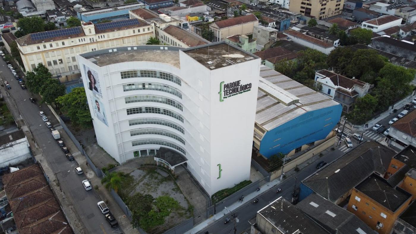 fachada do parque tecnológico do alto, por drone, com construções da vila nova em torno. #paratodosverem 