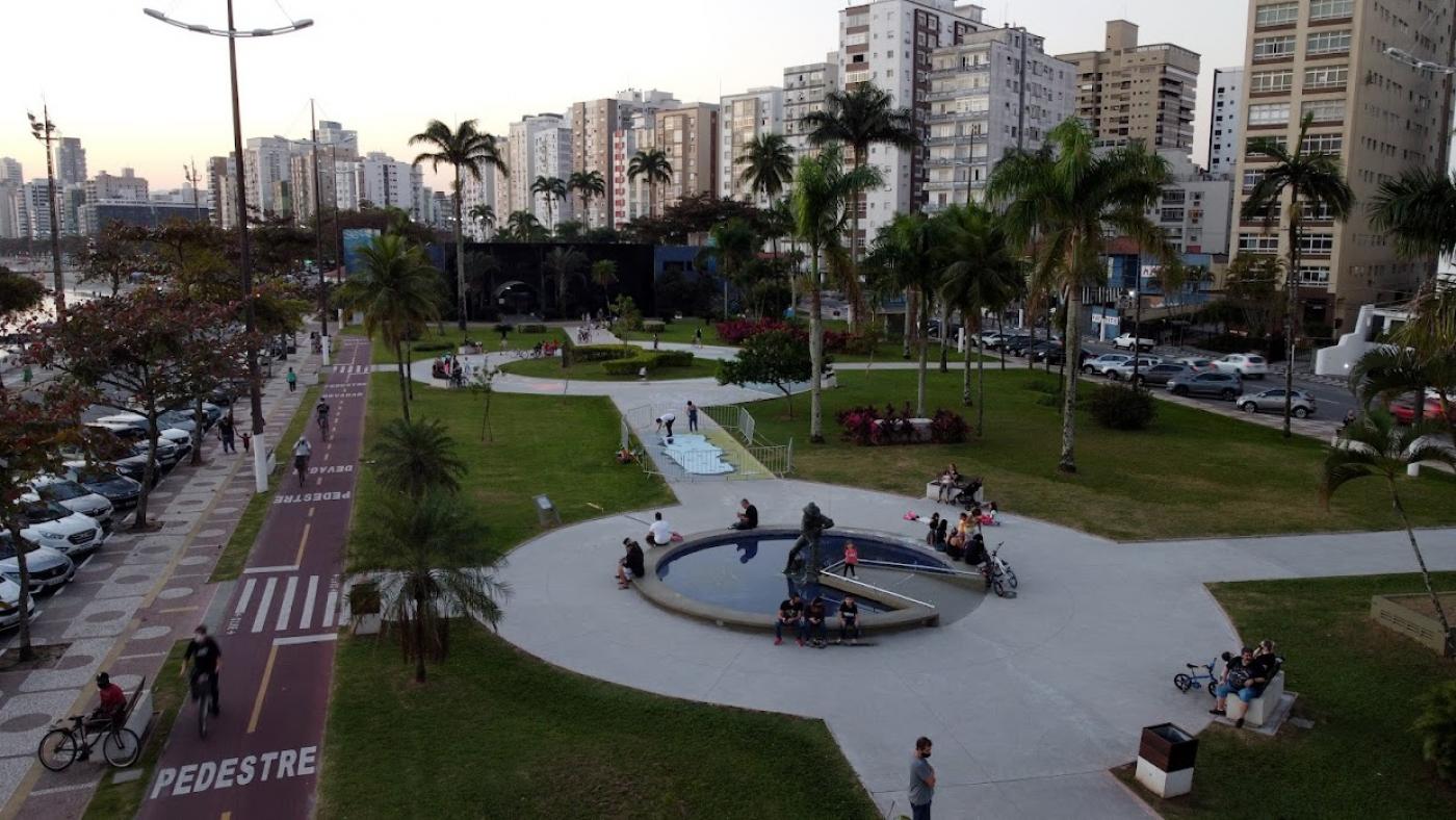 imagem aérea da praça aparecendo a fonte, jardins, ciclovia e avenida #paratodosverem