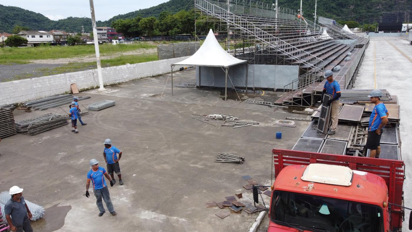 operários atuando na montagem #paratodosverem