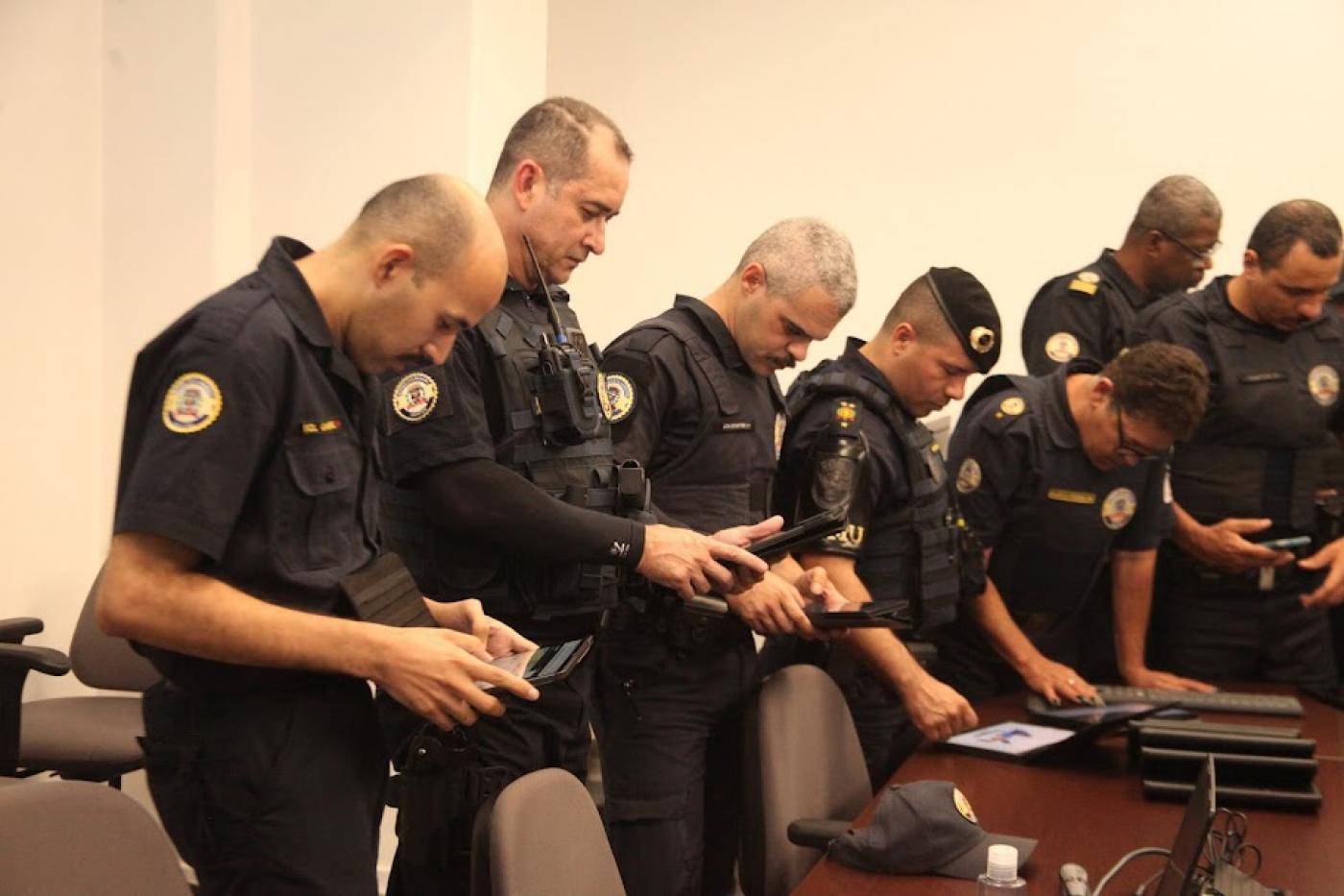 guardas municipais estão numa sla manuseando tablets. #paratodosverem 