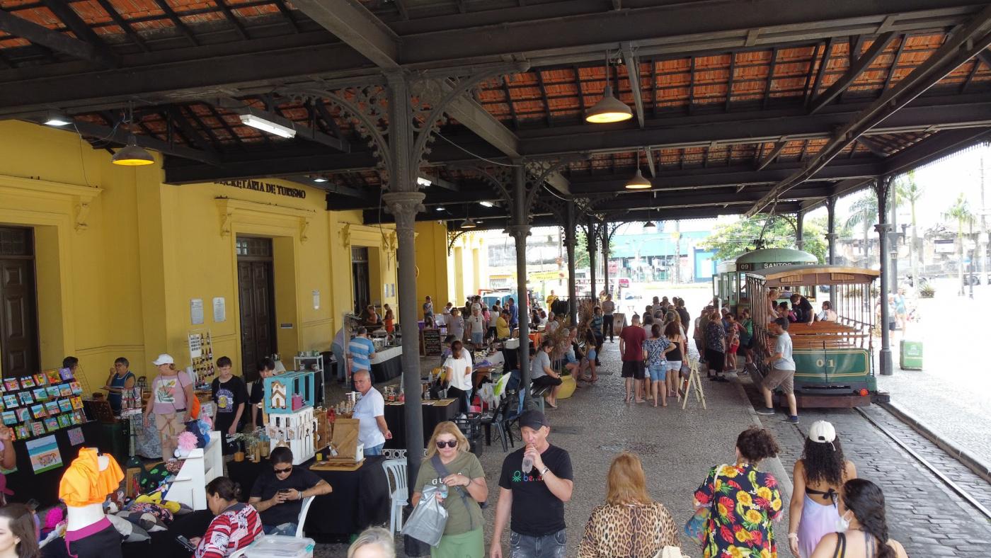 estação do valongo com expositores de um lado e público. #paratodosvere