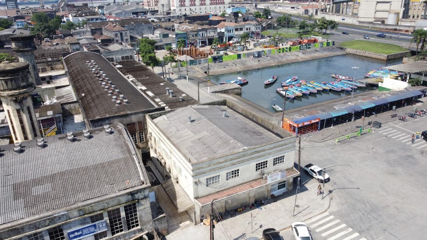 vista área da bacia do mercado (à direita) com catraias. A região é circundada por prédios. #paratodosverem