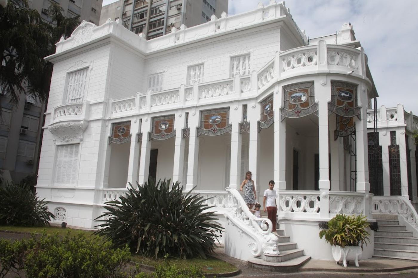 a fachada da pinacoteca, um casarão branco com acesso por escadas. #paratodosverem 