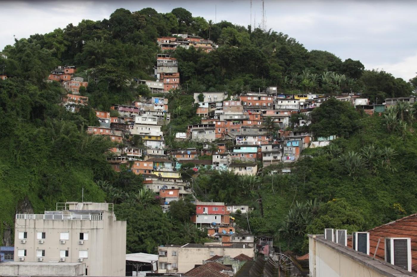 vista geral de morro com moradiras