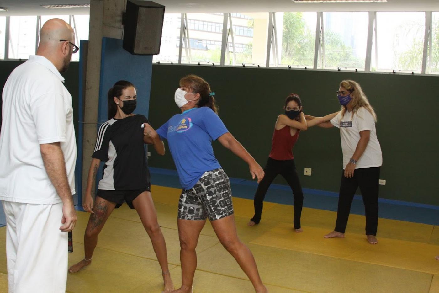 mulheres treinam sob orientação de um professor #paratodosverem