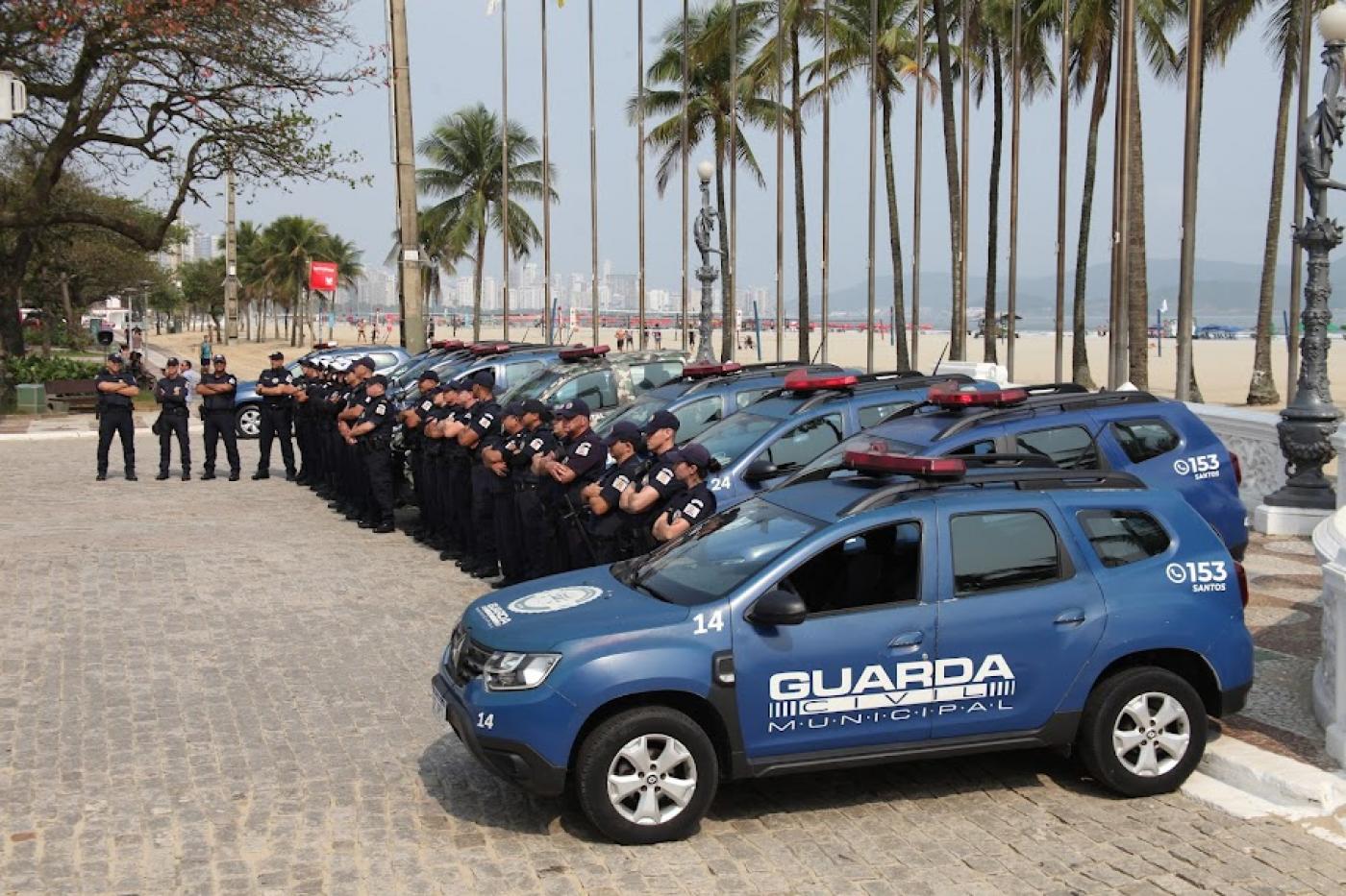 guardas e viaturas posam para foto na praça das bandeiras. #paratodosverem 