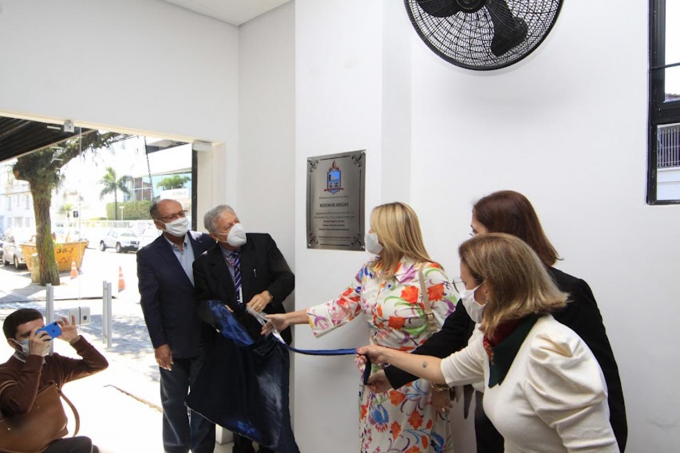 Autoridades descerram placa de inauguração do ambulatório. #paratodosverem