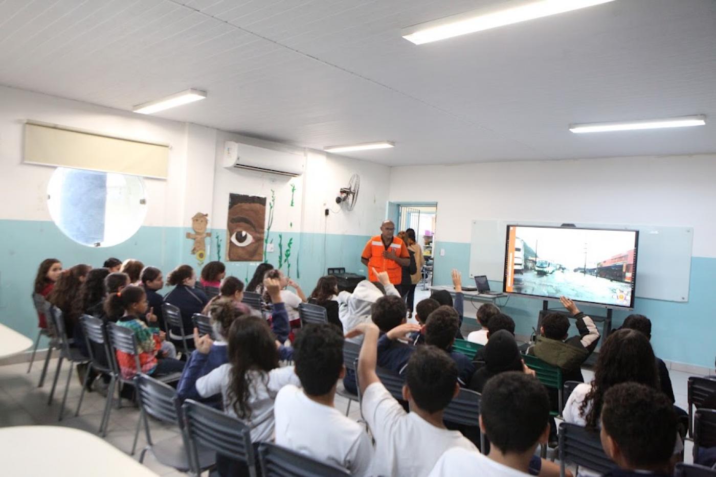 crianças em sala de aula assistem palestra. #paratodosverem 