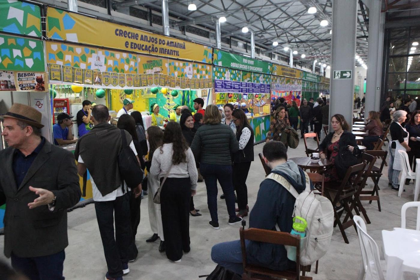 pessoas andando na festa #paratodosverem