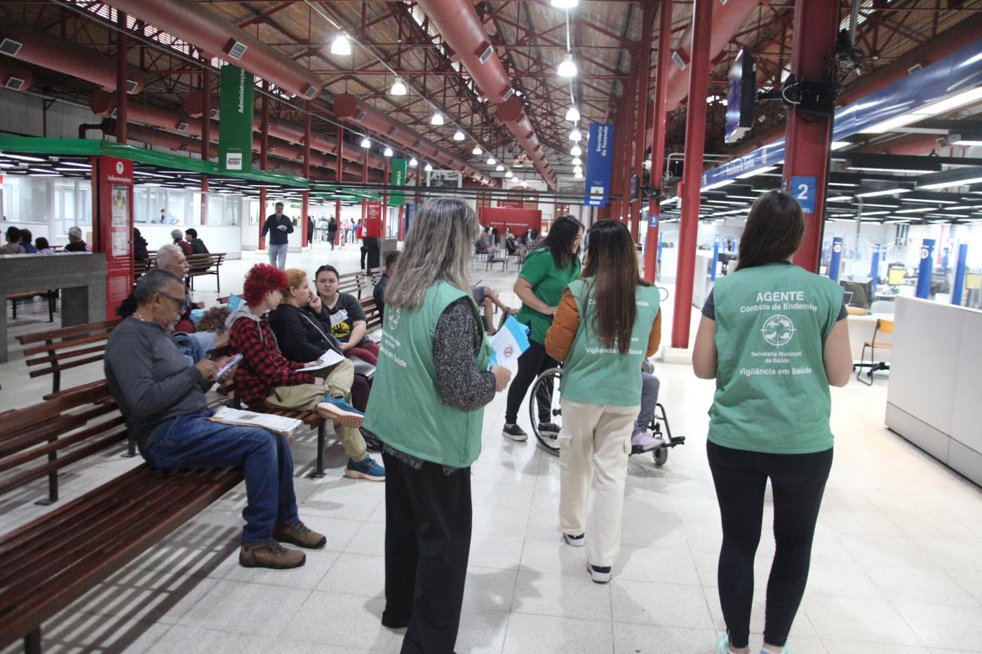 agentes distribuem folhetos no poupatempo. #paratodosverem