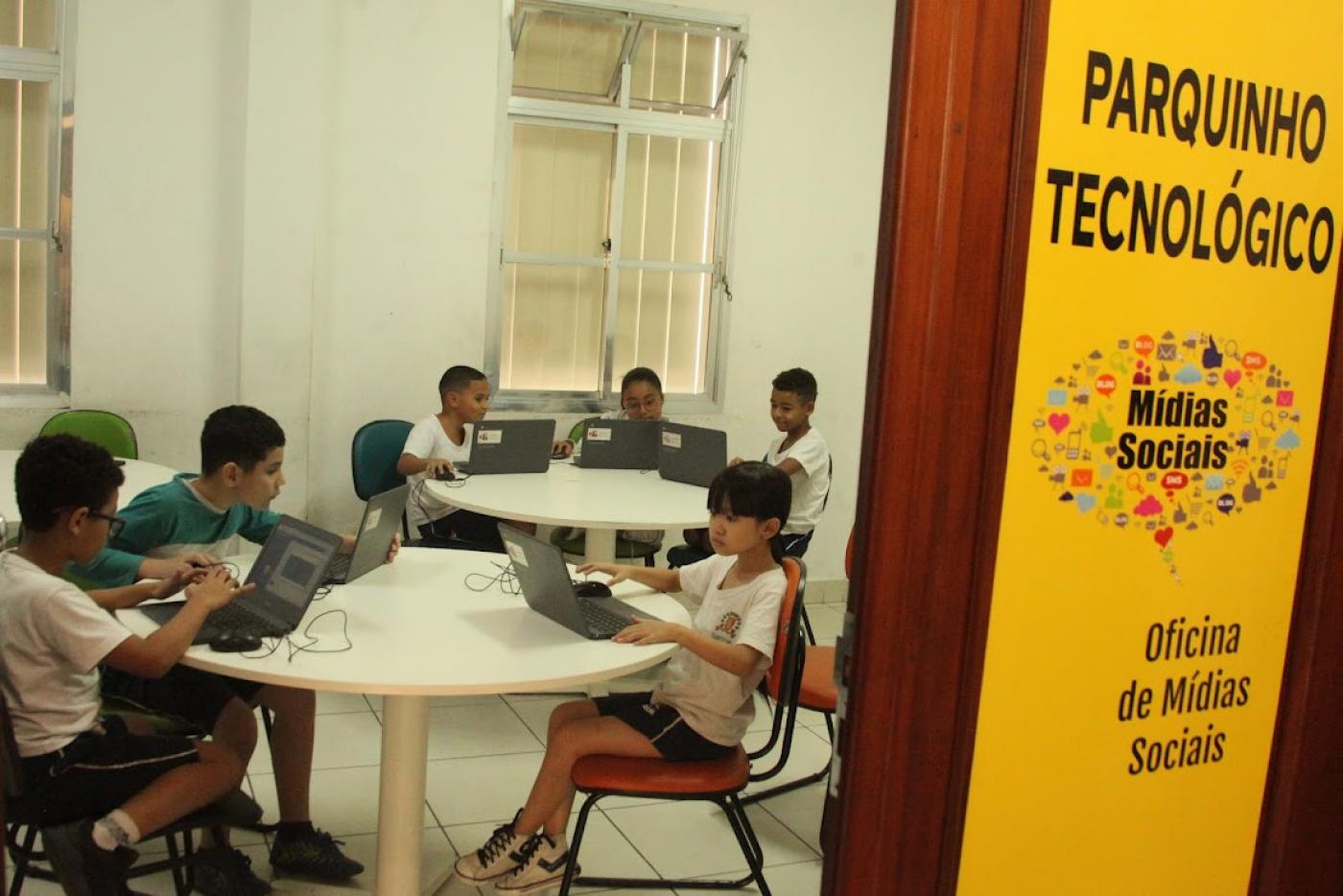 Alunos de Santos utilizam a tecnologia em projeto sobre o universo feminino | Notícia